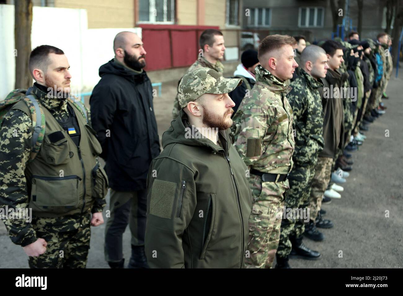 Российский добровольческий корпус. Русские военные. Российские военные на украине. Украинские военные издеваются над военнопленными. Пленные кадыровцы в украине 2022.