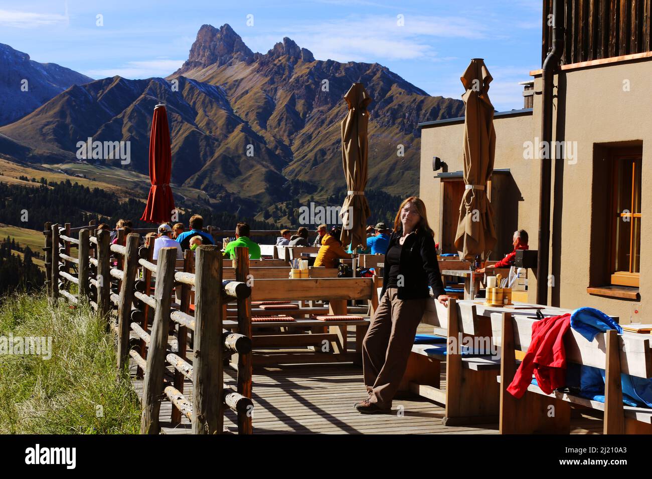 Dolomiten, schöne Frau beobachtet von der  Seiser Alm die  Berge und Felsen am  Langkofel oder Sasso Lungo in Südtirol in den Dolomiten Stock Photo