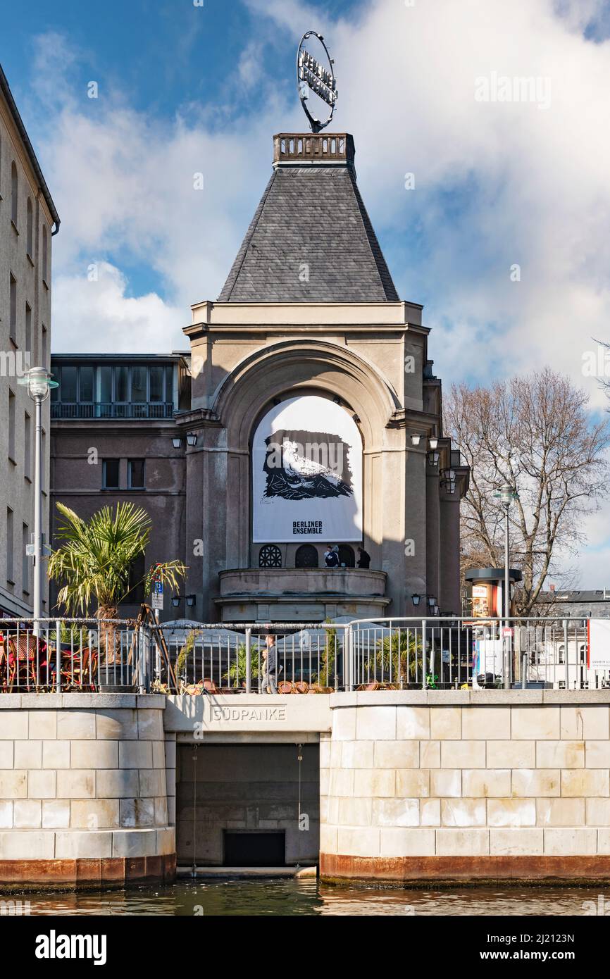 Die Mündung der Südpanke vor dem Gebäude des Berliner Ensembles Stock Photo