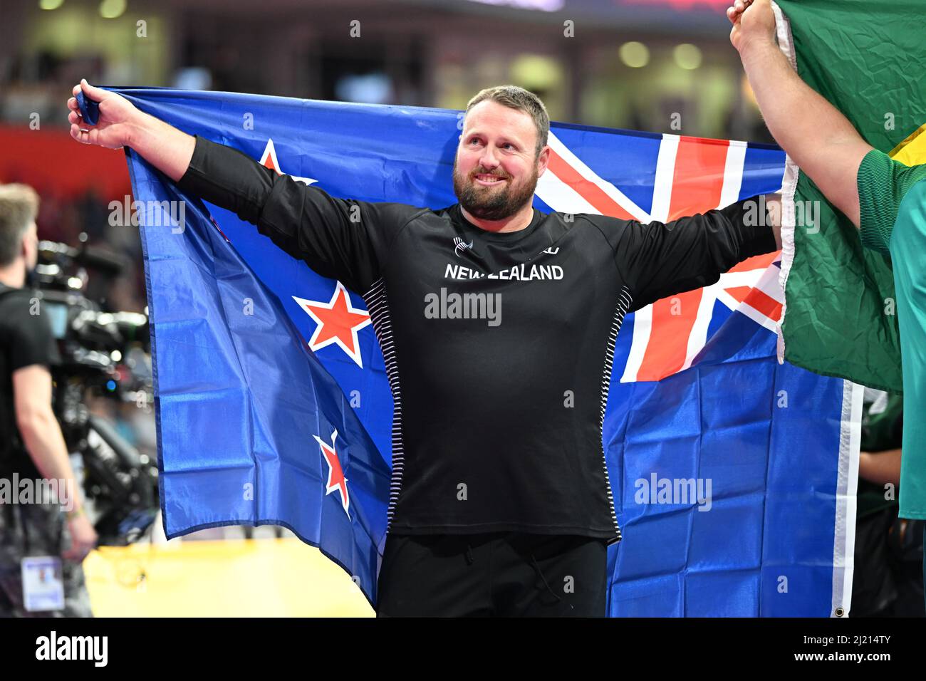 Tomas Walsh celebrating her victory with the New Zeland flag at the Belgrade 2022 Indoor World Championships. Stock Photo