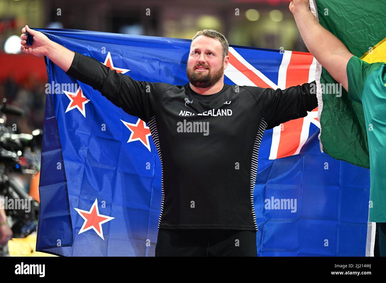 Tomas Walsh celebrating her victory with the New Zeland flag at the Belgrade 2022 Indoor World Championships. Stock Photo