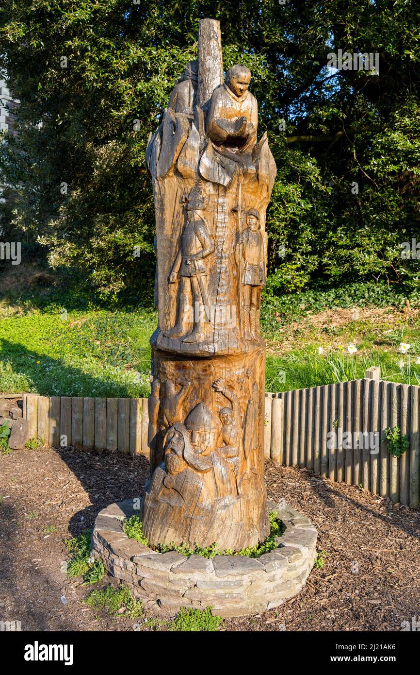Wood carved statue depicting the entry of Owain Glyndwr to Abergavenny in 1400 in the grounds of Linda Vista gardens Abergavenny South Wales UK Stock Photo