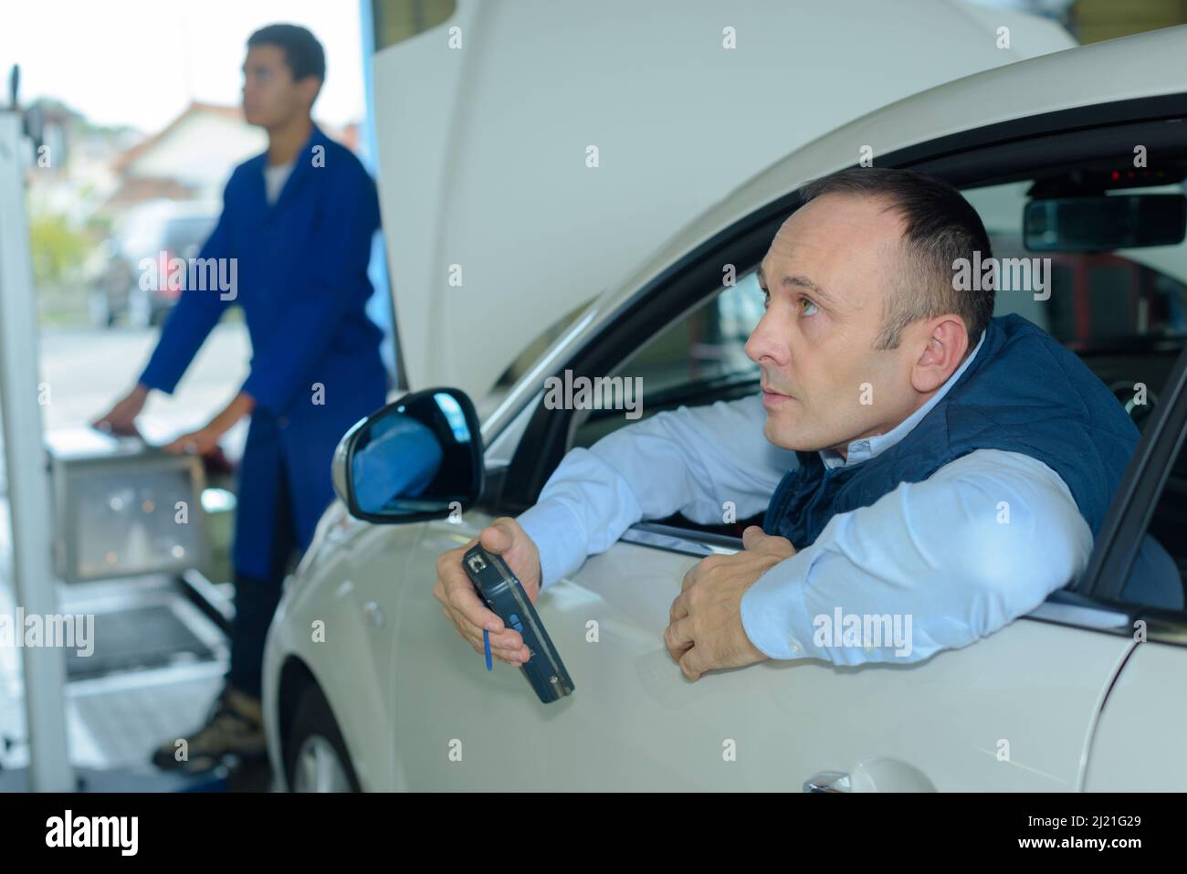 mechanic doing overall vehicle inspection Stock Photo - Alamy