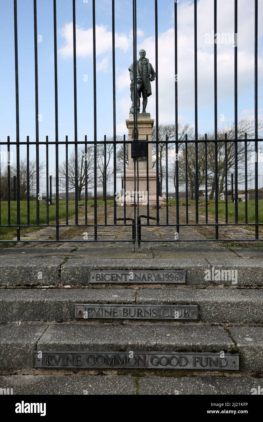 Irvine, Ayrshire, Scotland, UK. Statue of Robert Burns Stock Photo Alamy