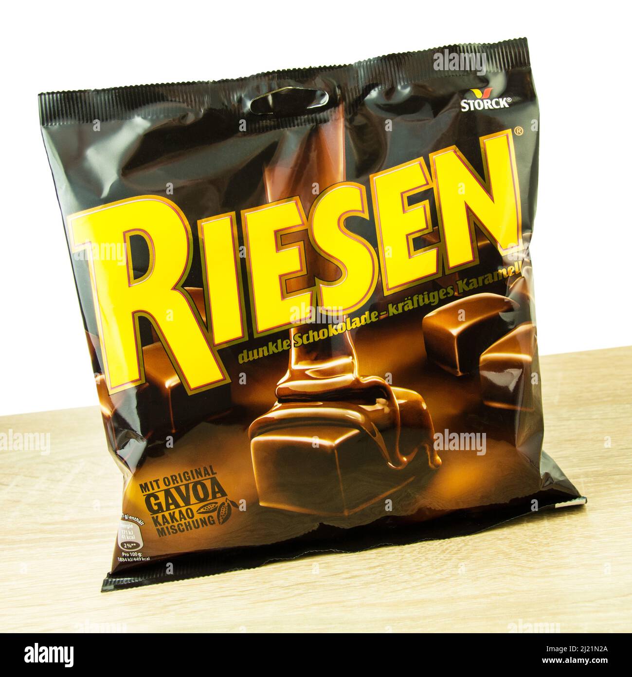 Hamburg, Germany - March 21 2022: Storck Riesen Karamell mit Schokolade und  Verpackung auf Holz - Storck Riesen caramel with chocolate and packaging  Stock Photo - Alamy