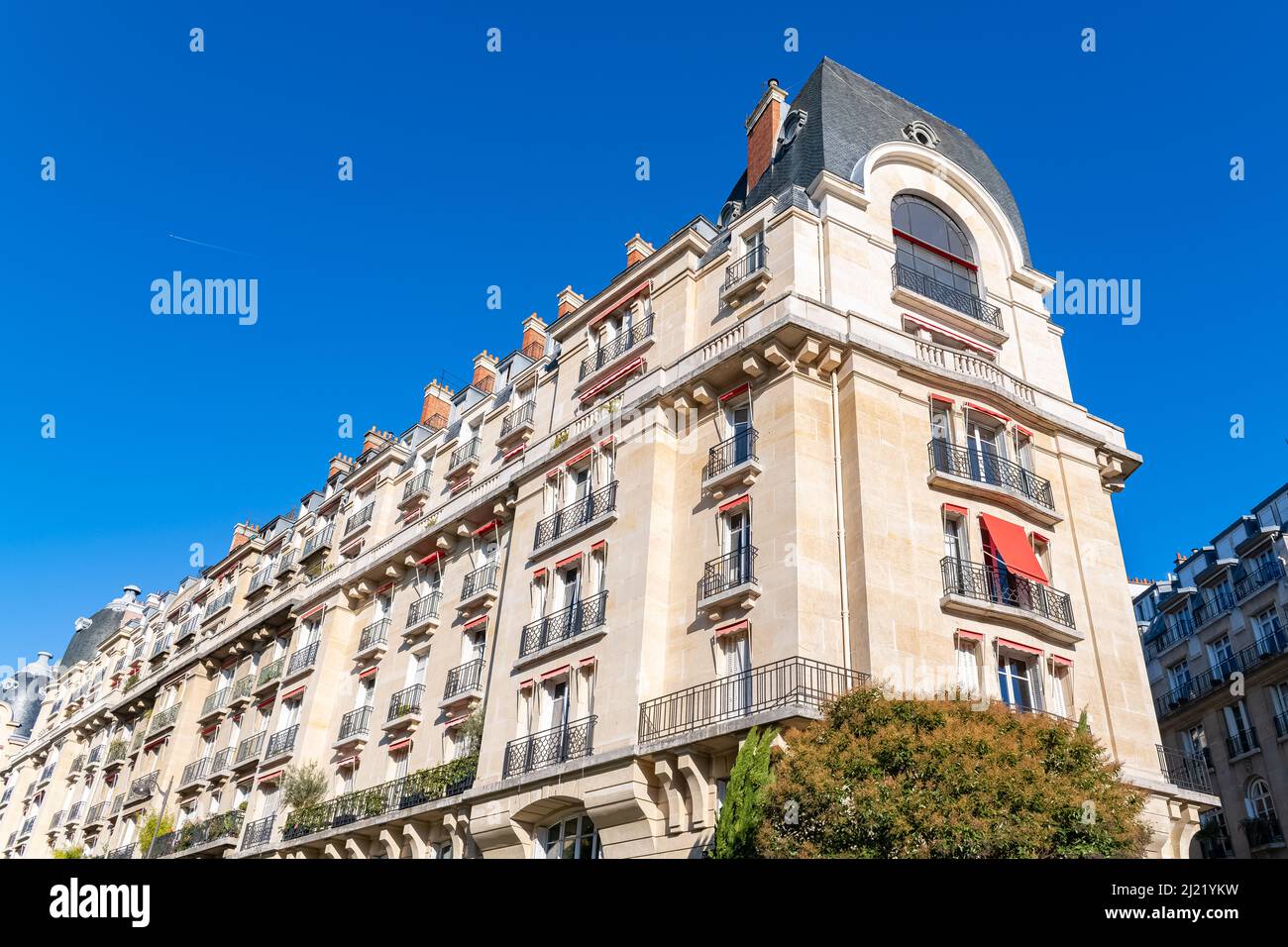 Paris, beautiful buildings in the 16th arrondissement, avenue Mozart