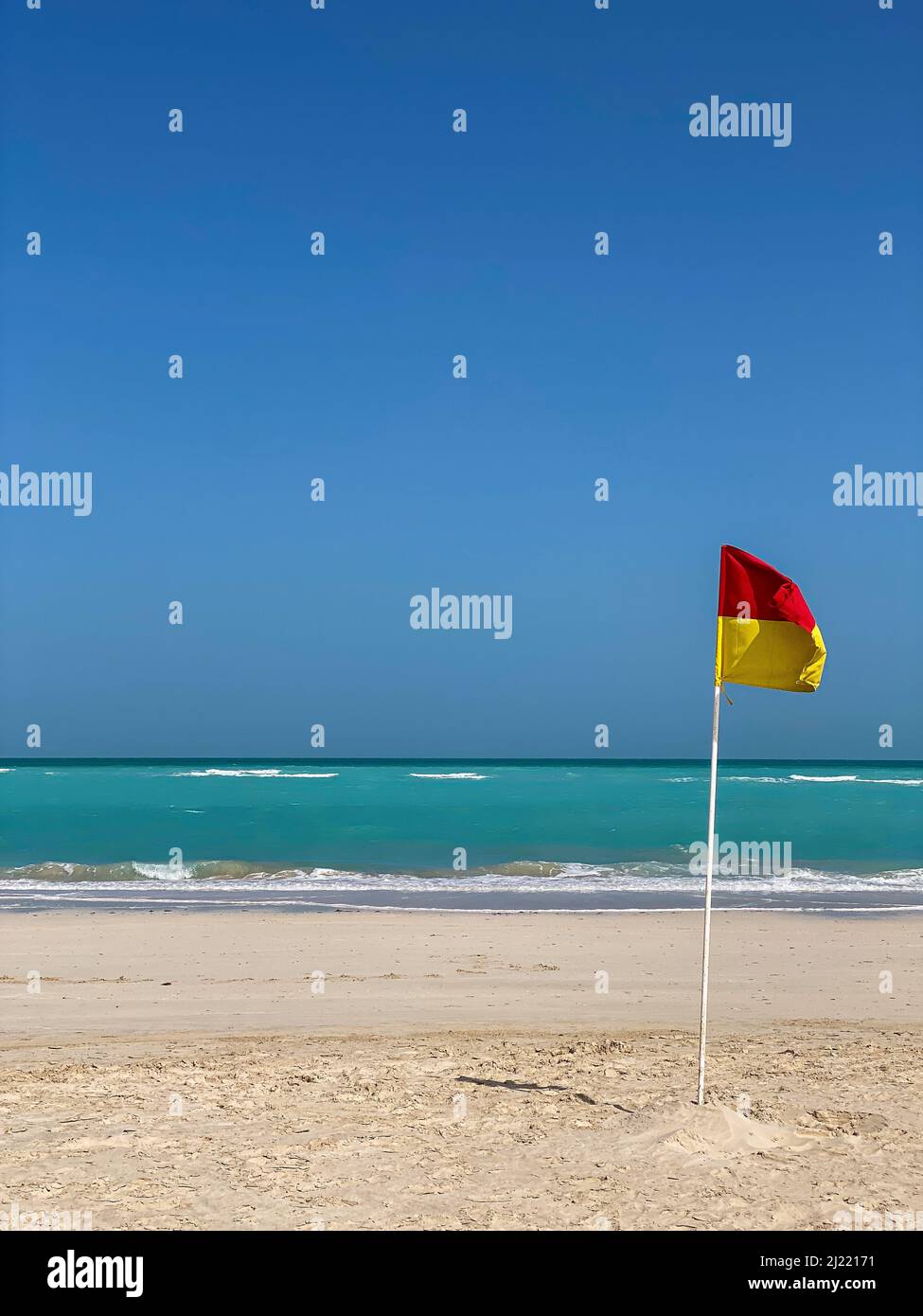Beach warning red flags wind -Fotos und -Bildmaterial in hoher