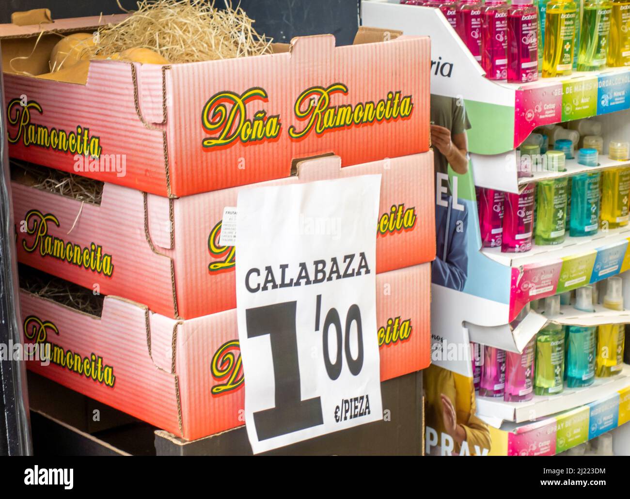 calabaza sqush with price tag in madrid supermarket Stock Photo
