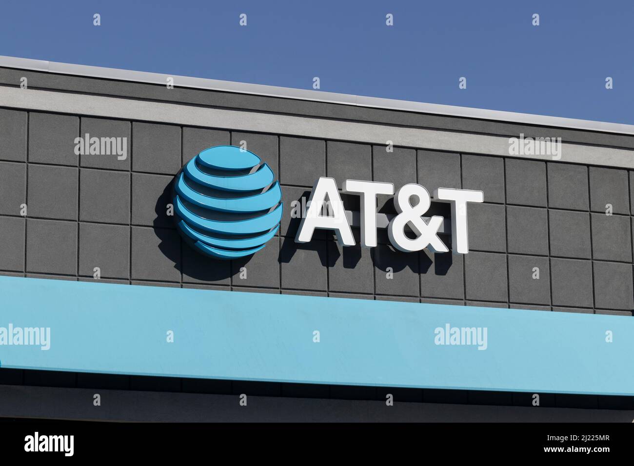 Crestwood Circa March 2022 AT&T cell phone retail store. AT&T plans