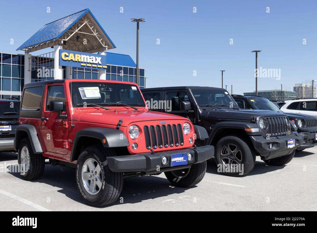 Naperville - Circa March 2022: CarMax Auto Dealership Jeep display. CarMax  is the largest used and pre-owned car retailer in the US Stock Photo - Alamy