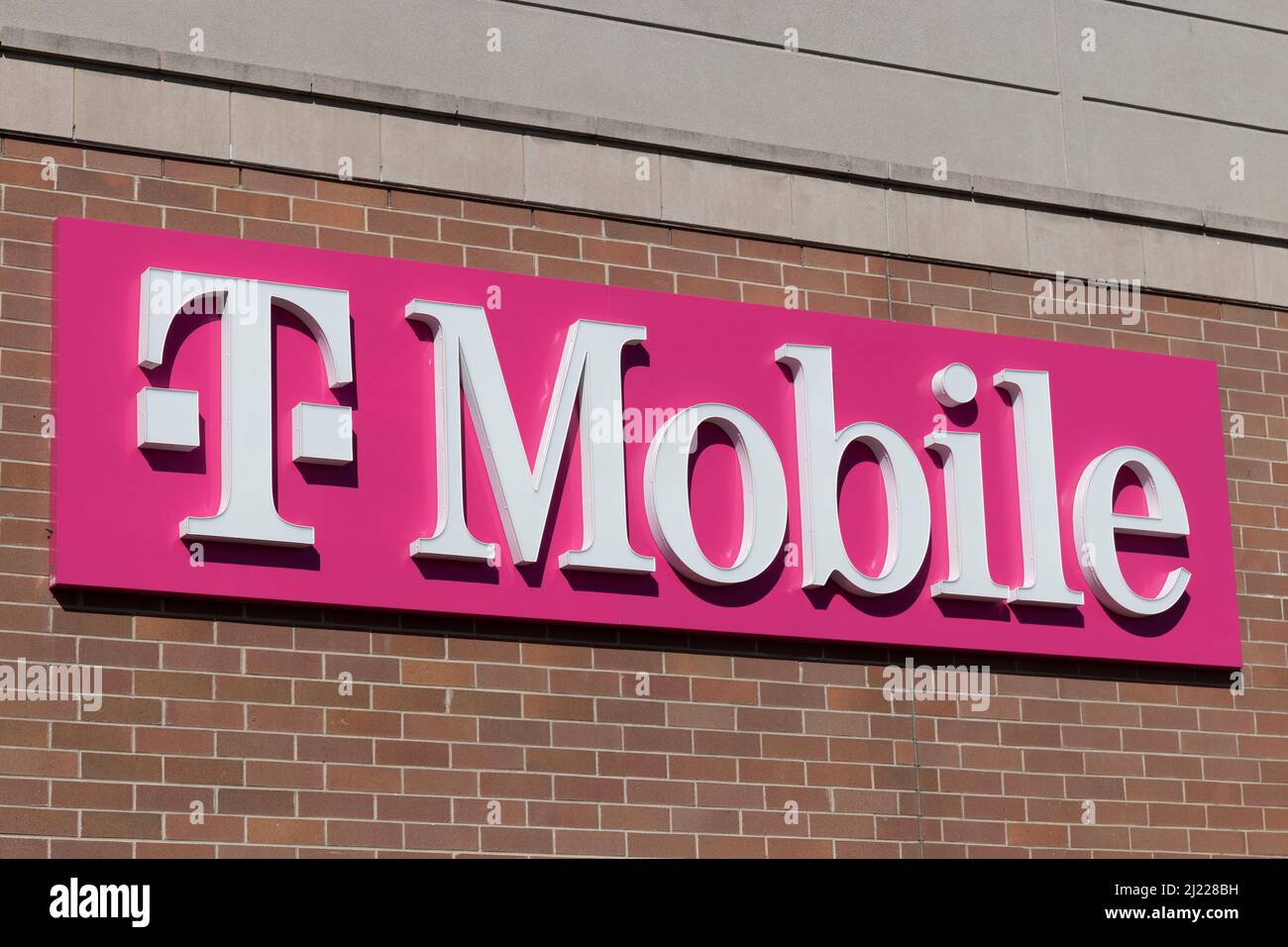 Hillside - Circa March 2022: T-Mobile Retail Wireless Store. T-Mobile has merged with Sprint to create a larger 5G internet and communications network Stock Photo