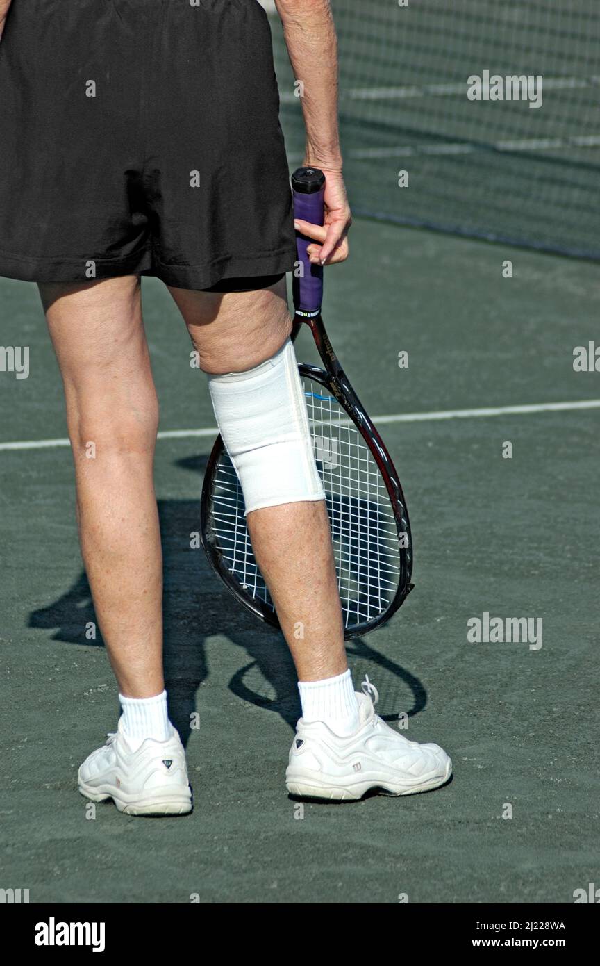 Womans knee brace hires stock photography and images Alamy