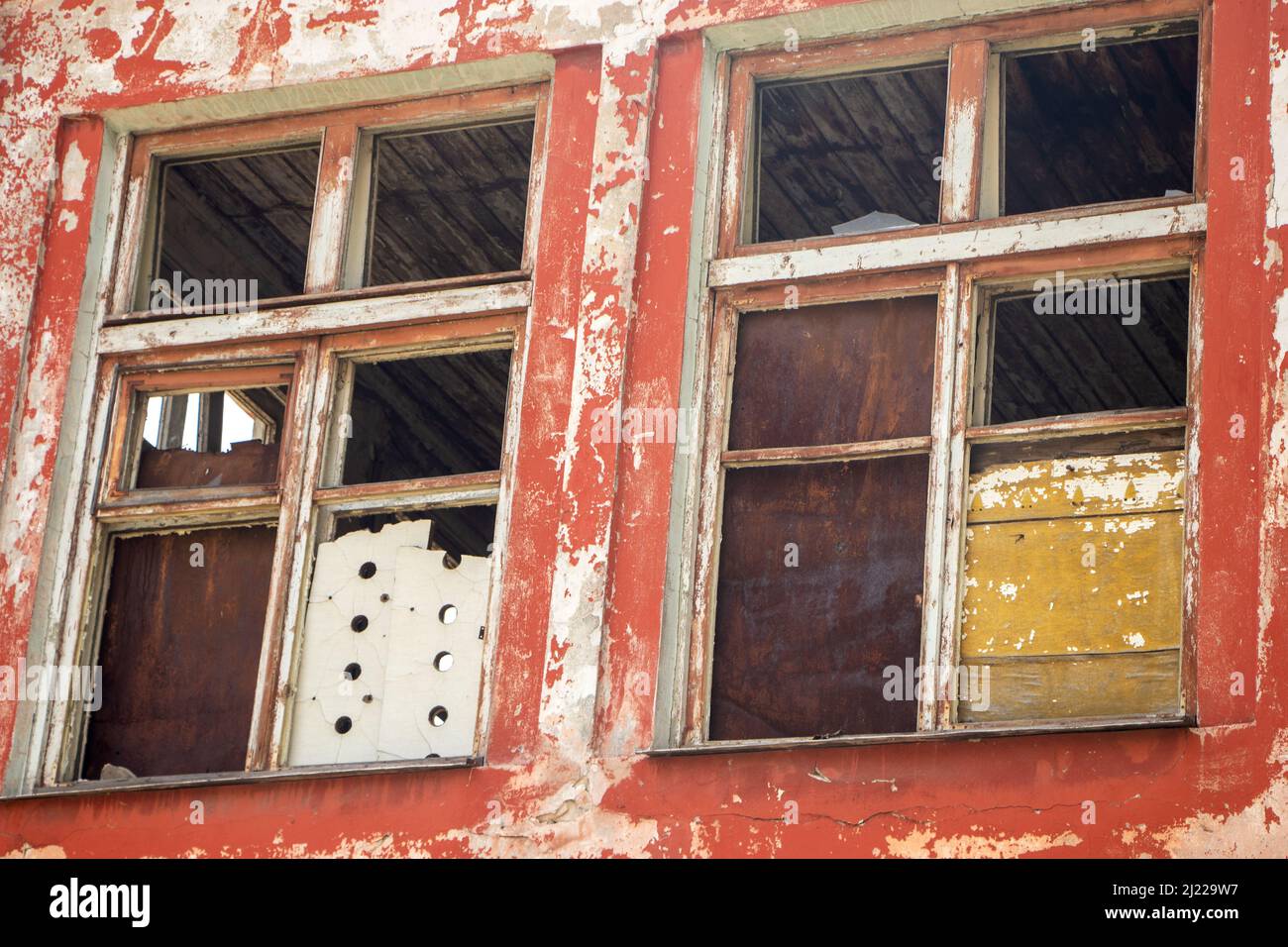 Broken old window on the red wall Stock Photo - Alamy