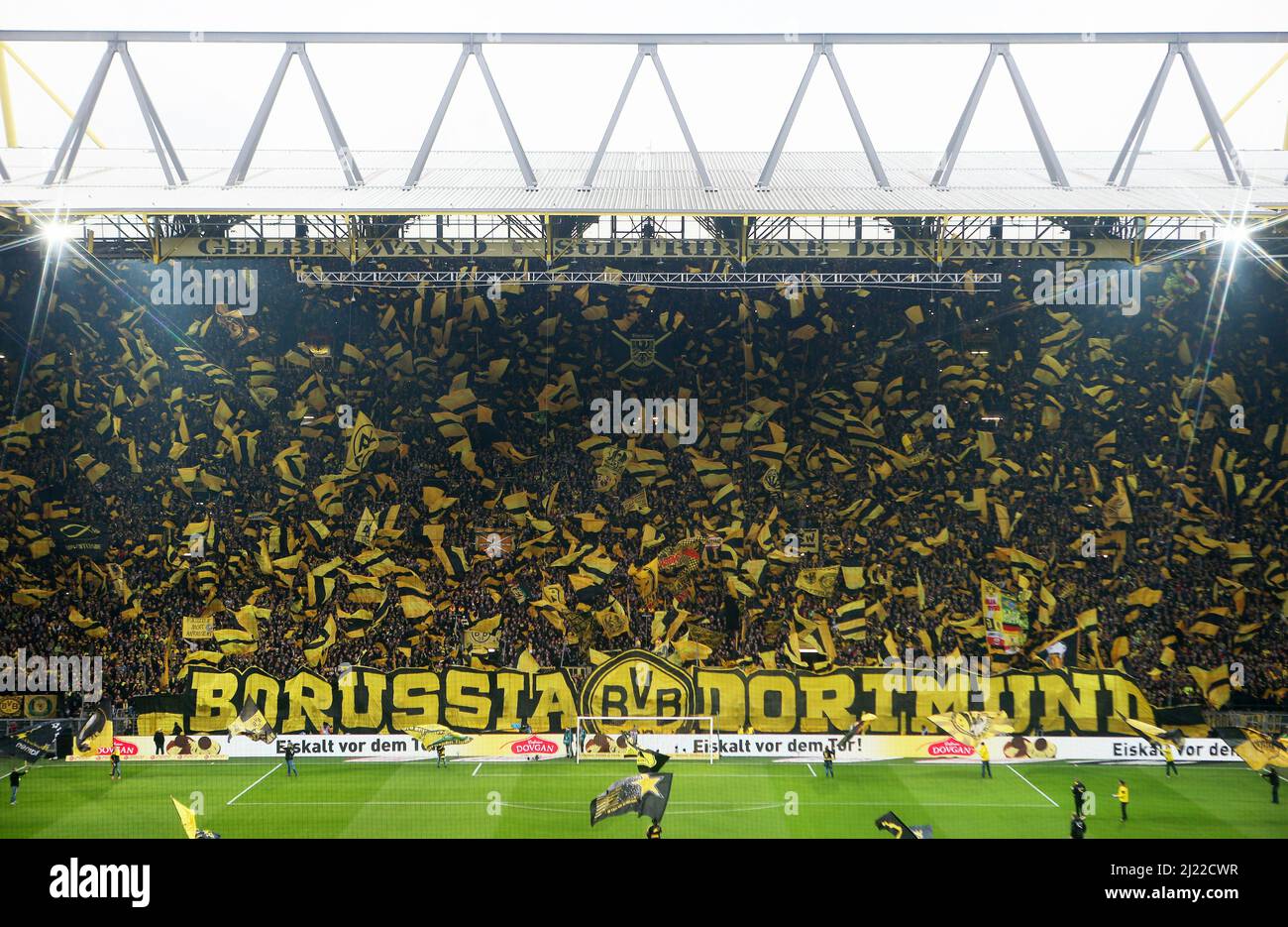 firo : 25.11.2017 Fuvuball, season 2017/2018 1st Bundesliga: Borussia Dortmund - FC Schalke 04, Derby, Revier-Derby, 4: 4, Svºdtribvºne Suedtribuene, fans, scarves, scarf, flags, choreo, backing, feature, general , Stock Photo