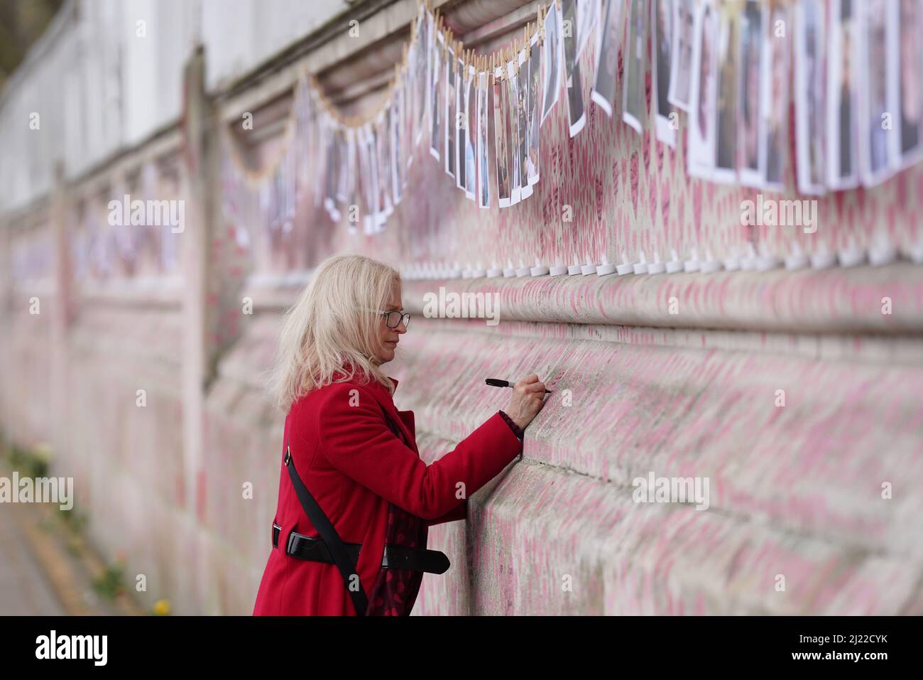 Bereaved families gather to mark the one-year anniversary of National Covid Memorial Wall, London. Picture date: Tuesday March 29, 2022. Stock Photo
