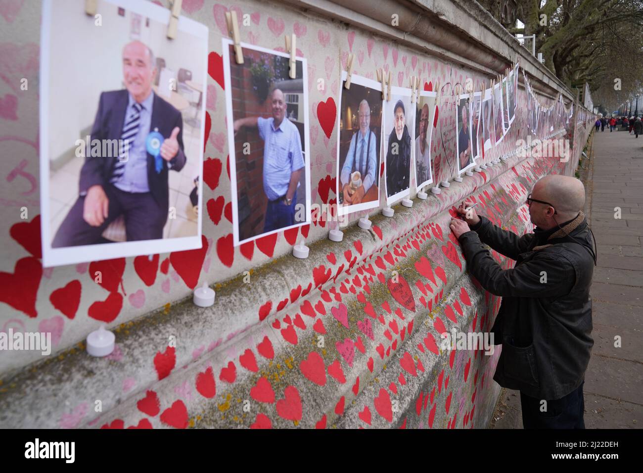 Bereaved families gather to mark the one-year anniversary of National Covid Memorial Wall, London. Picture date: Tuesday March 29, 2022. Stock Photo