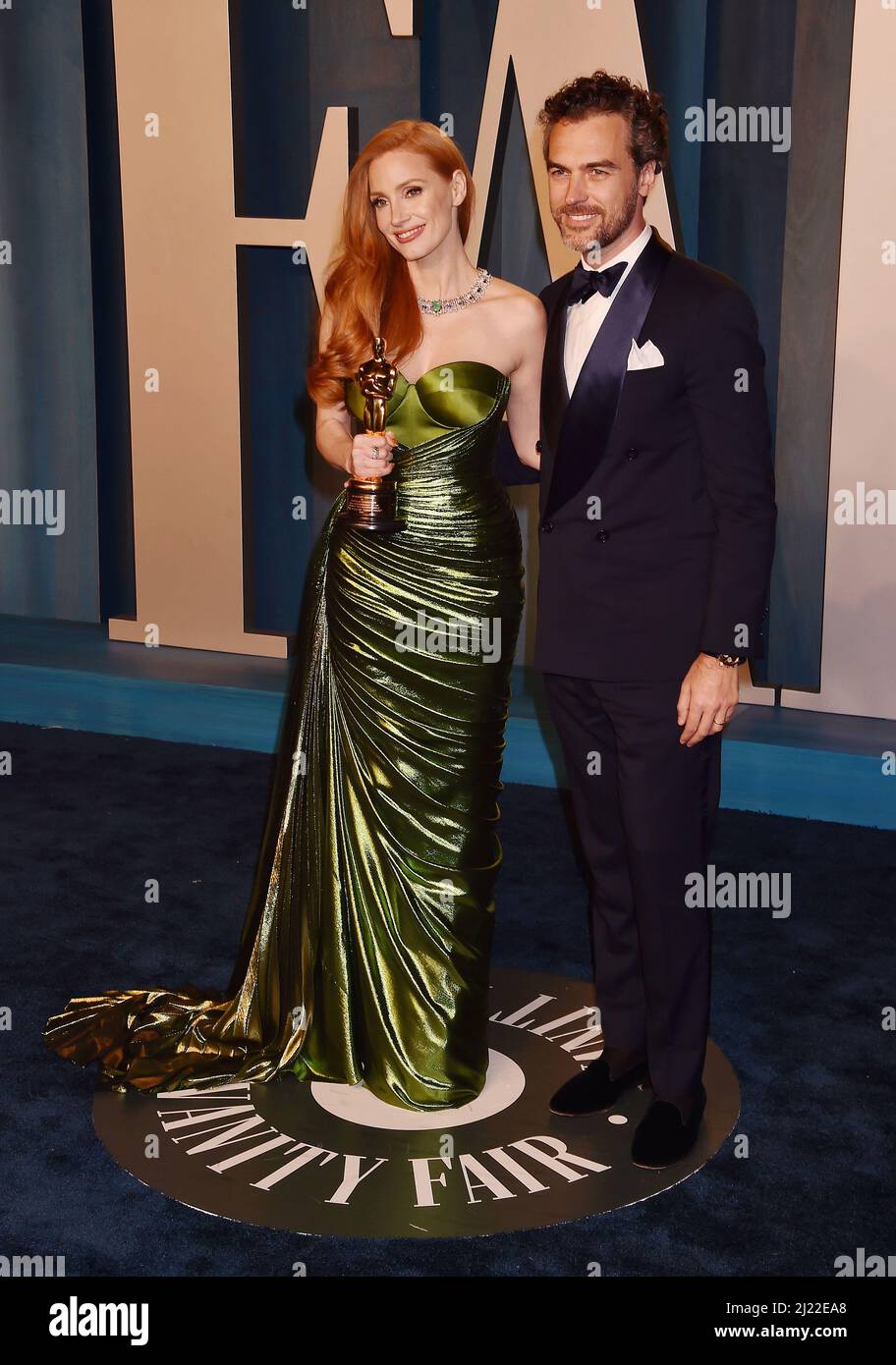 BEVERLY HILLS, CA - MARCH 28: (L-R) Jessica Chastain and Gian Luca Passi de Preposulo attend the 2022 Vanity Fair Oscar Party hosted by Radhika Jones Stock Photo