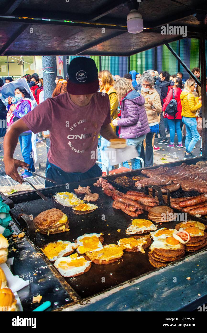Man selling hamburgers and 'choripán'. March for Memorial Day. 46 years after the coup by the civic-military dictatorship in Argentina. Stock Photo