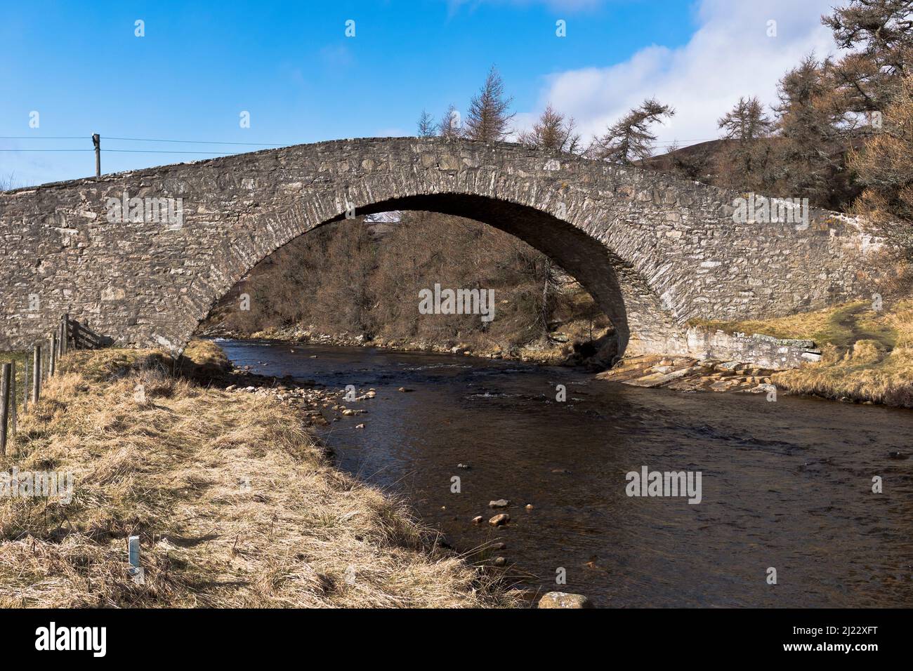 dh Gairnshiel Bridge GLEN GAIRN ABERDEENSHIRE River Gairn Scottish stone humpback bridges Scotland hump back road A939 Glengairn Stock Photo