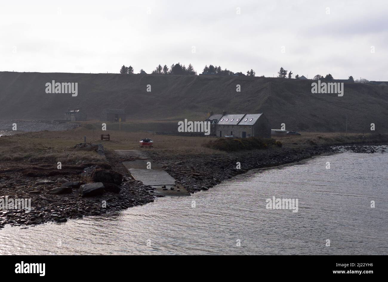 dh River Dunbeath Water DUNBEATH SUTHERLAND Fishermans houses huts house boat ramp jetty Stock Photo