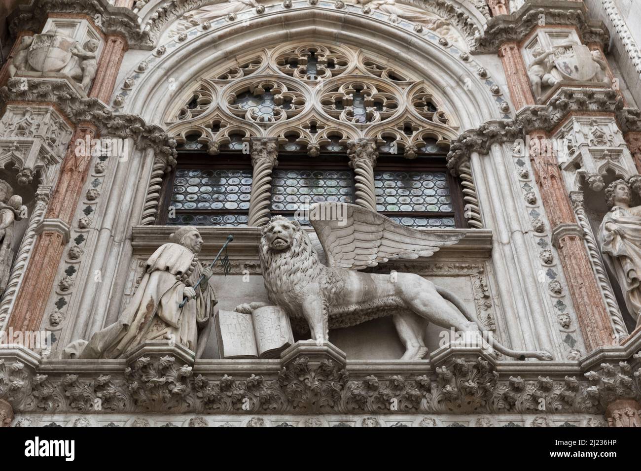 Italy Venice The Doges Palace, The Porta della Carta, built 1438-43, detail  of sculpture of  winged lion of Saint Mark over exit doorway, of the Doge Stock Photo