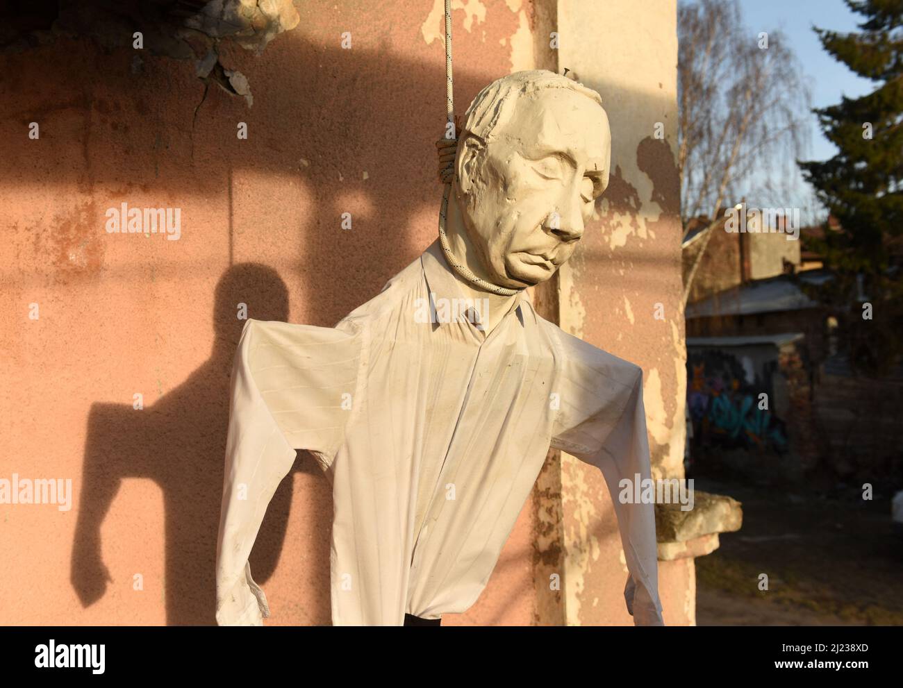 An effigy of Russian President Vladimir Putin on a hangman's rope hangs  from a building balcony Stock Photo - Alamy