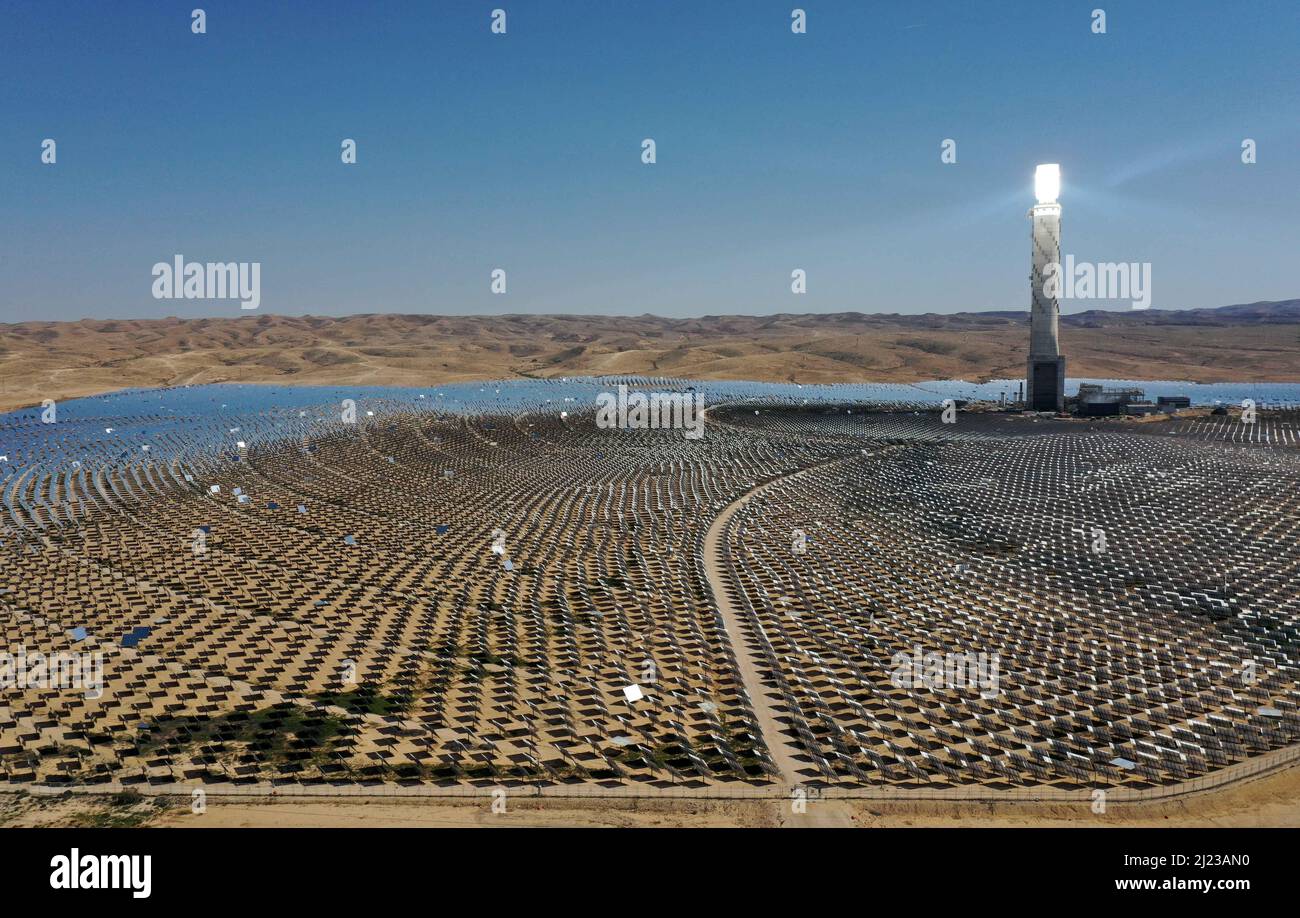 Ashalim. 28th Mar, 2022. Photo taken on March 28, 2022 shows the Ashalim Solar Thermal Power Station in the Negev desert near the kibbutz of Ashalim, Israel. Credit: Gil Cohen Magen/Xinhua/Alamy Live News Stock Photo