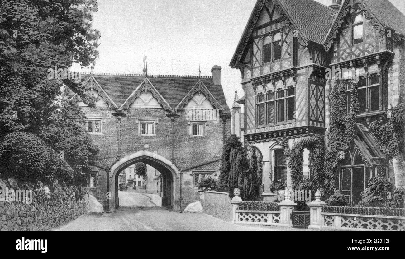abbey hotel and gateway malvern 1906 Stock Photo Alamy