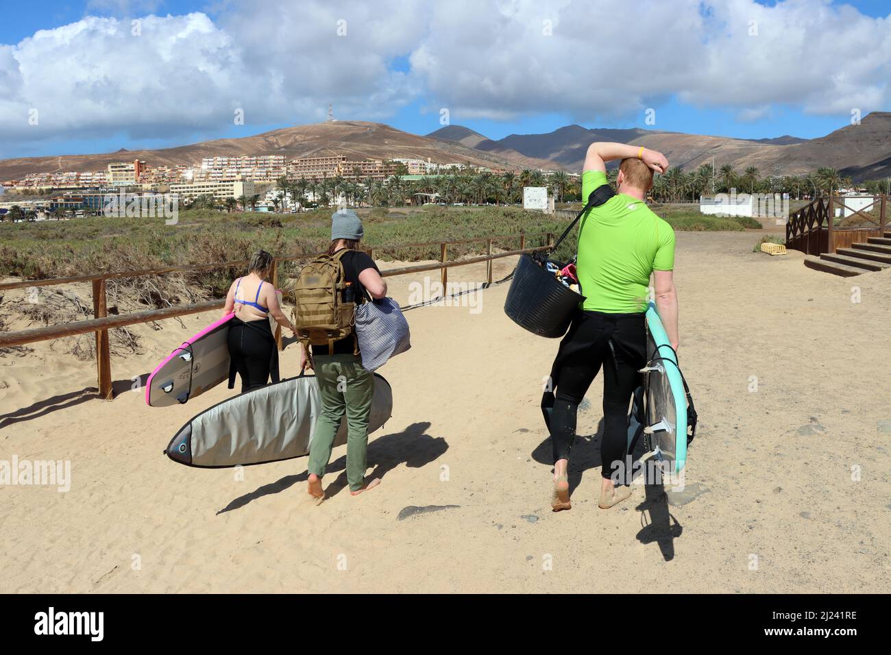 Playa del Matorral auf der Halbinsel Jandia - Surfer auf dem Heimweg, Fuerteventura, Spanien Stock Photo