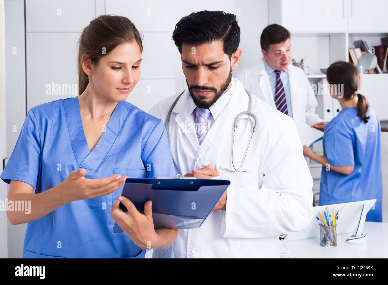 Doctors having discussion in medical office Stock Photo - Alamy