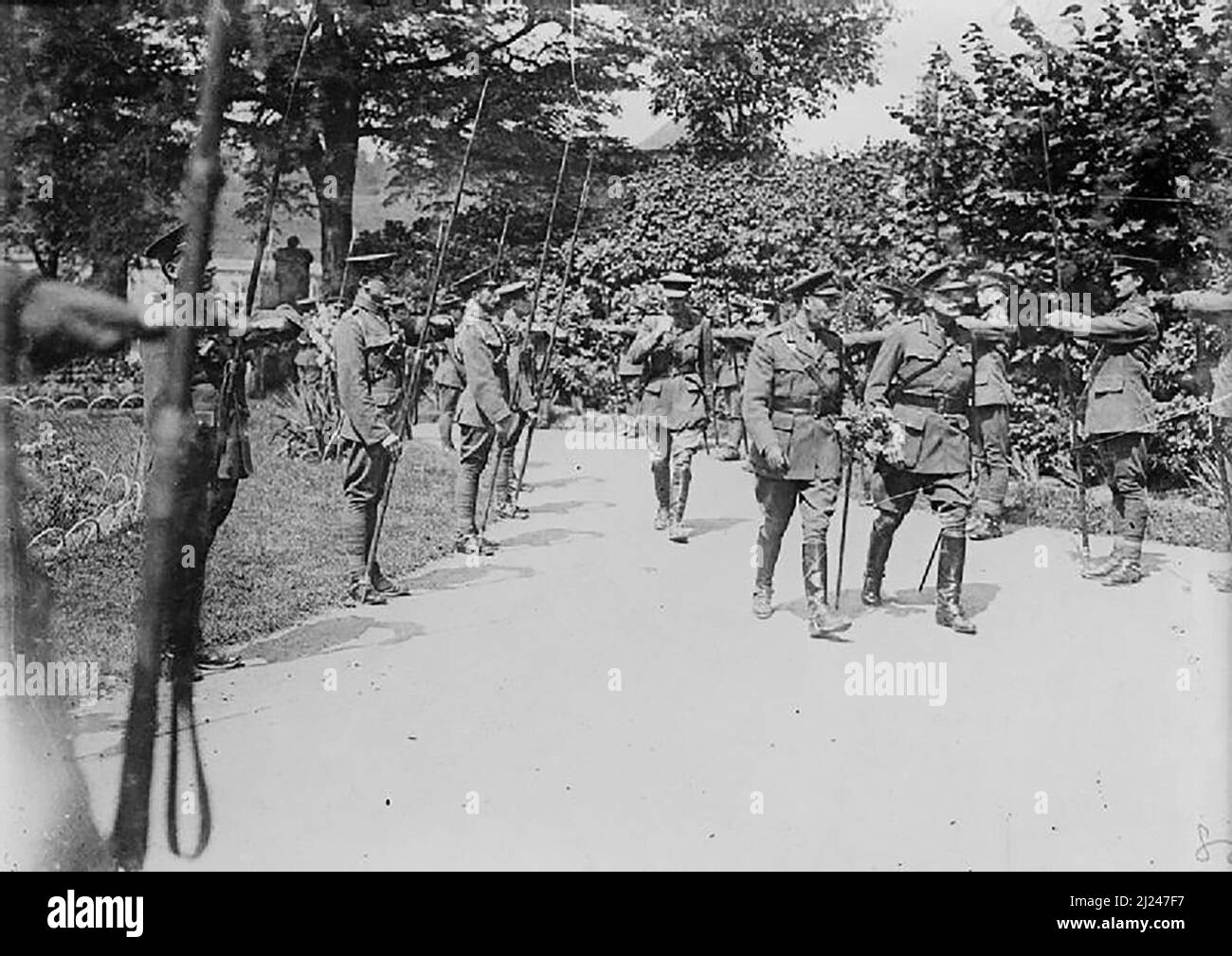 H.M. the King with Sir Douglas Haig, arriving at the Commander-in-Chief's Chateau (Advanced GHQ) at Beauquesne, 8th August 1916. Guard of Honour from 17th Lancers under Captain Black Stock Photo