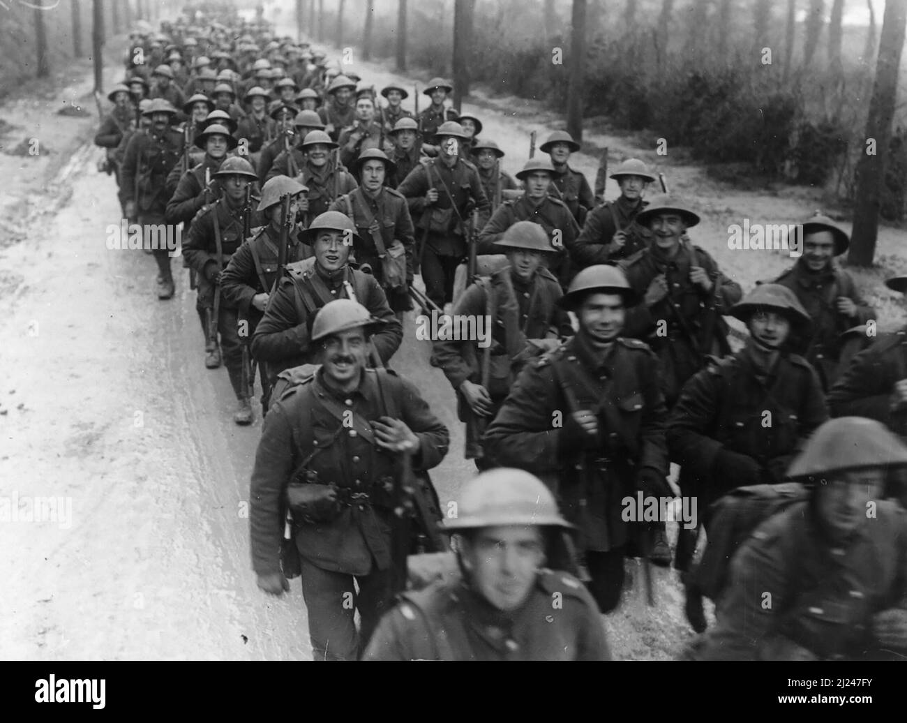 Troops of the 10th Battalion, Royal Fusiliers (37th Division) marching to the trenches, St Pol (Saint-Pol-sur-Ternoise), November 1916 Stock Photo