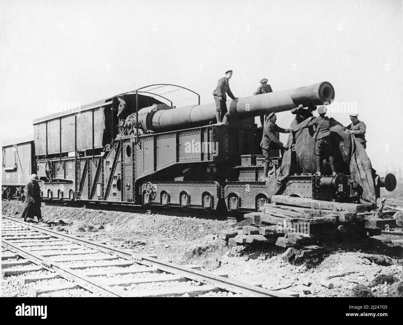 Arras, France. British Army artillerymen covering a 12 inch railway mounted gun before moving it outside the city. The gun is mounted on the Mk II Armstrong carriage. Stock Photo