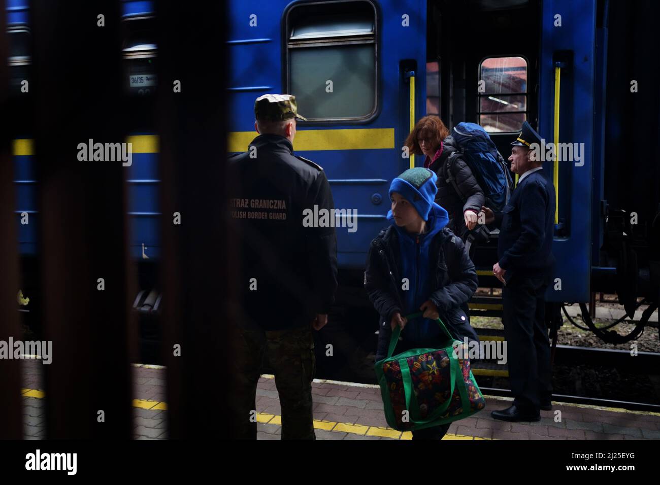 A Ukrainian family disembark a train at Przemysl Glowny train station in Poland, after arriving by train from Ukraine to flee the Russian invasion. Picture date: Tuesday March 29, 2022. Stock Photo