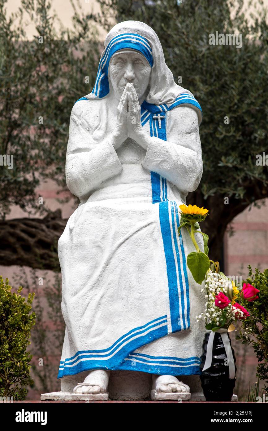 Mother Teresa statue in St Paul's catholic cathedral, Tir…
