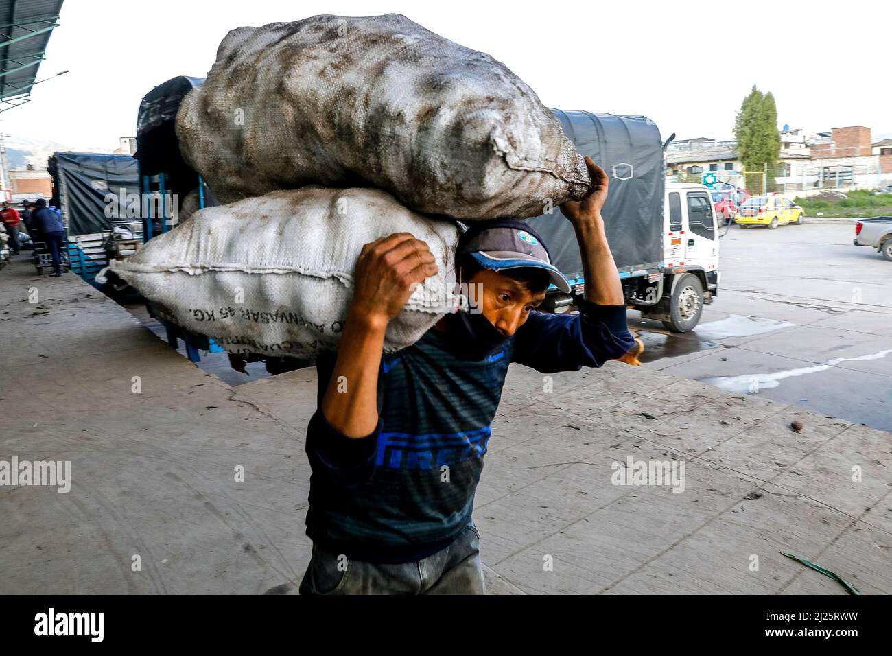 Michelin-Mann auf einem LKW in Riobamba, Ecuador Stockfotografie - Alamy