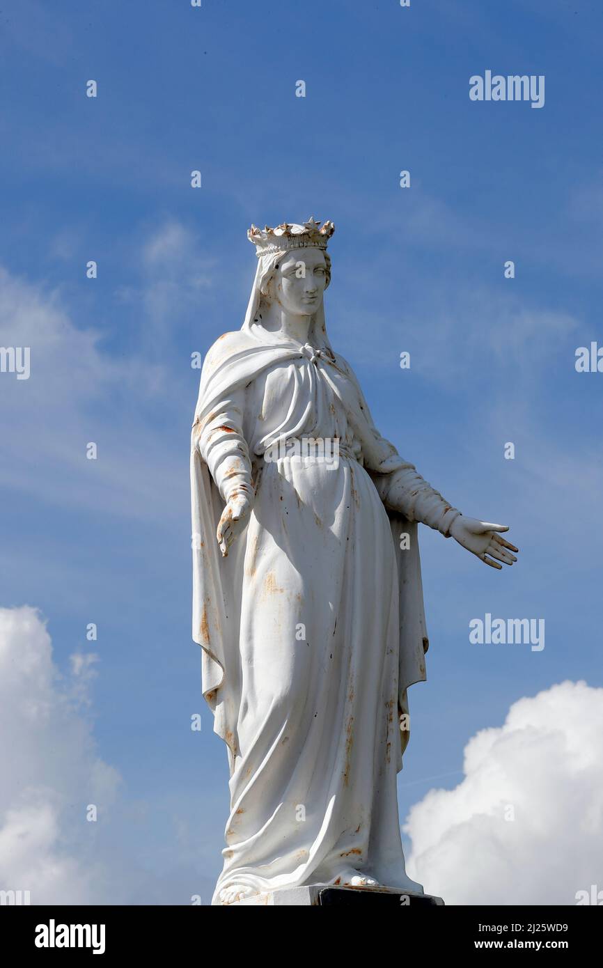 White statue of virgin mary hi-res stock photography and images - Alamy