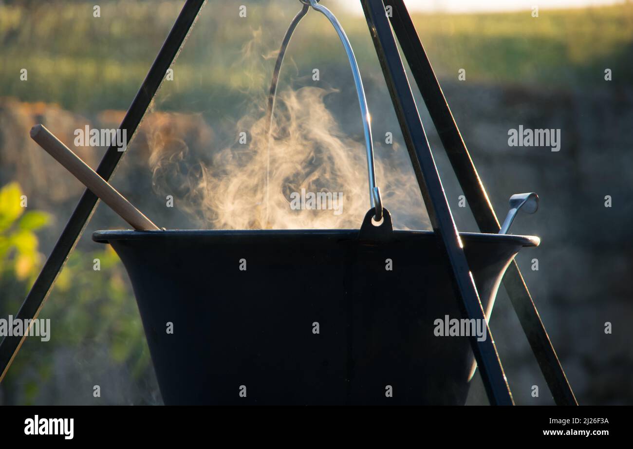 Cooking in the kettle over the fire bowl Stock Photo Alamy