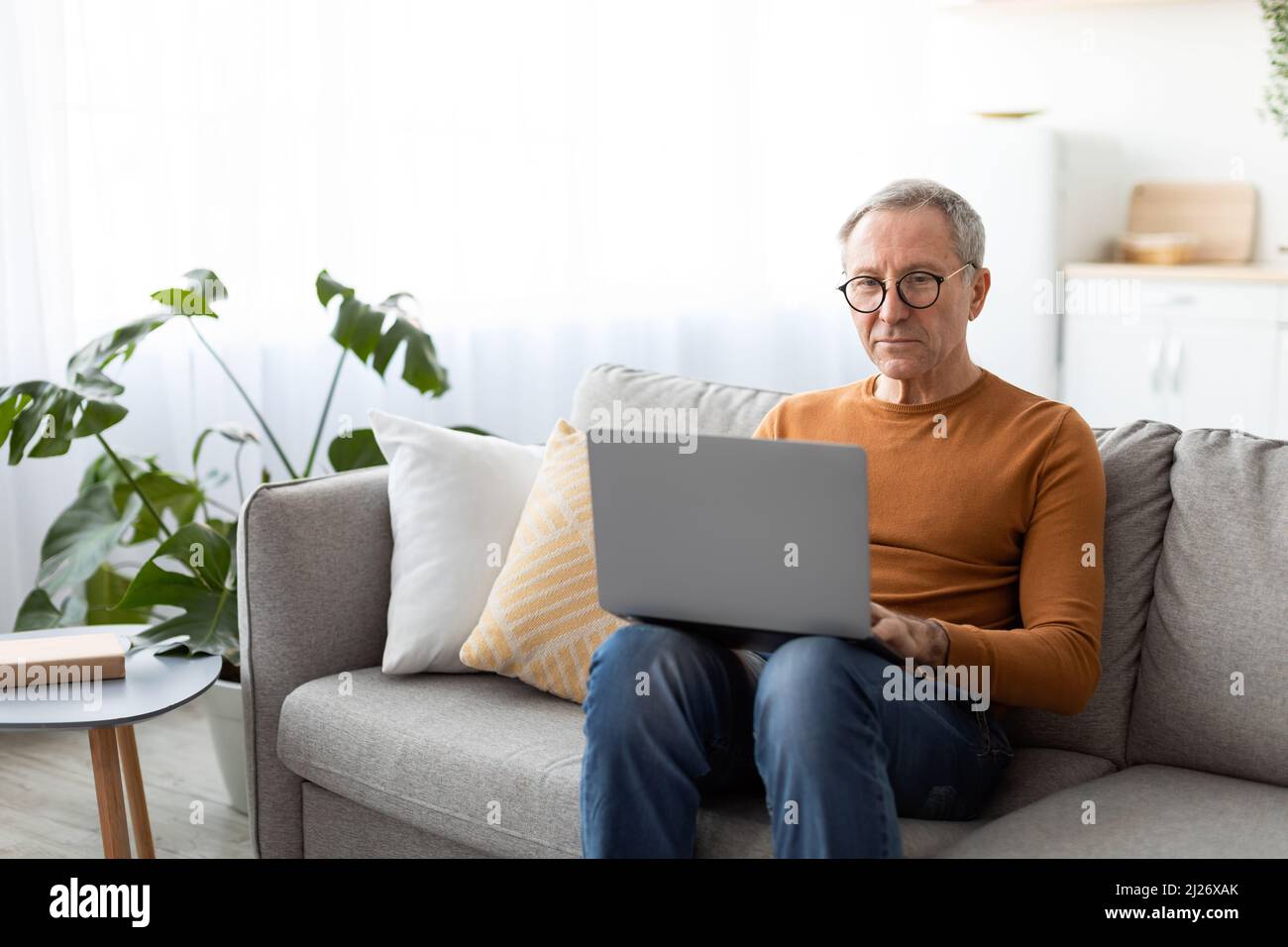 Man home laptop hi-res stock photography and images - Alamy