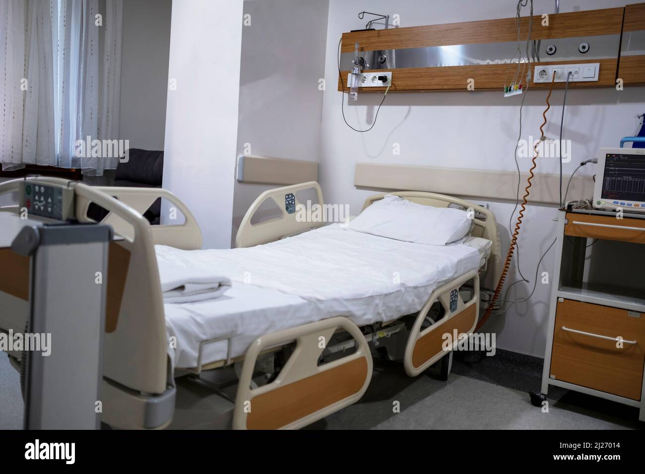 Empty hospital bed hi-res stock photography and images - Alamy
