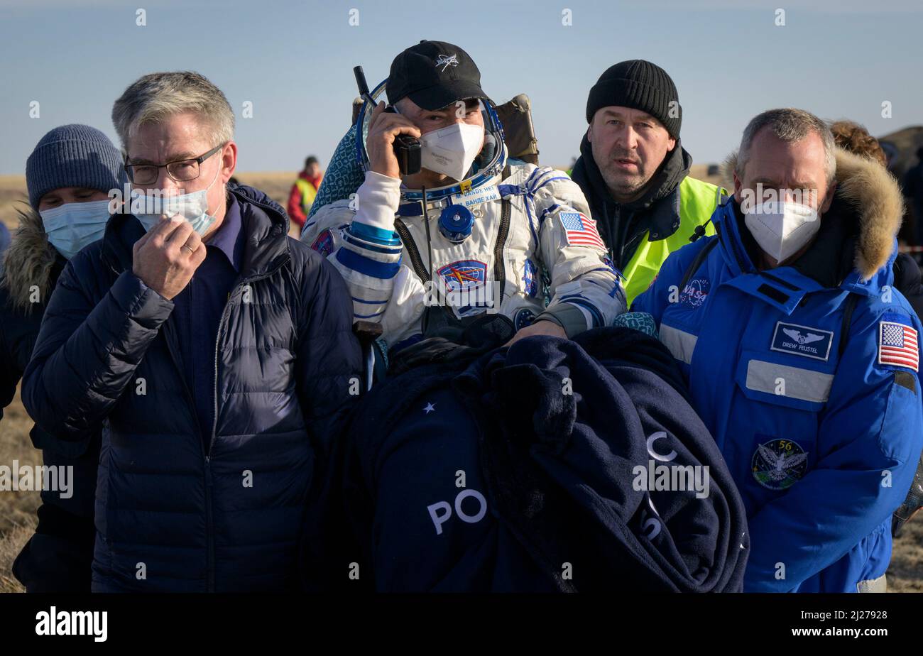 Zhezkazgan, Kazakhstan. 30th Mar, 2022. Expedition 66 NASA astronaut Mark Vande Hei is carried to a medical tent shortly after he and fellow crew mates Pyotr Dubrov and Anton Shkaplerov of Roscosmos landed in their Soyuz MS-19 spacecraft near the town of Zhezkazgan, Kazakhstan on Wednesday, March 30, 2022. Vande Hei and Dubrov are returning to Earth after logging 355 days in space as members of Expeditions 64-66 aboard the International Space Station. Credit: dpa picture alliance/Alamy Live News Stock Photo
