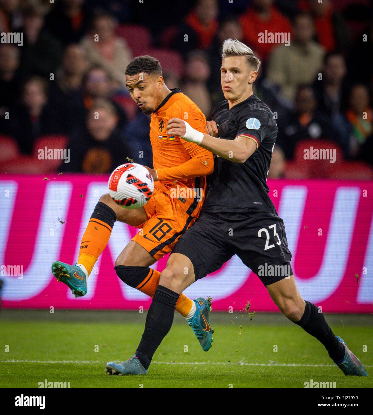 Donyell Malen (Niederlande), Nico Schlotterbeck (Deutschland) Niederlande - Deutschland  Netherlands - Germany  29.03.2022, Fussball; DFB, Saison 2021 Stock Photo