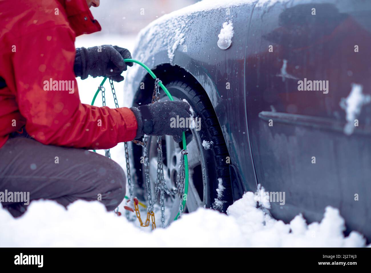 Installing tire chains hires stock photography and images Alamy