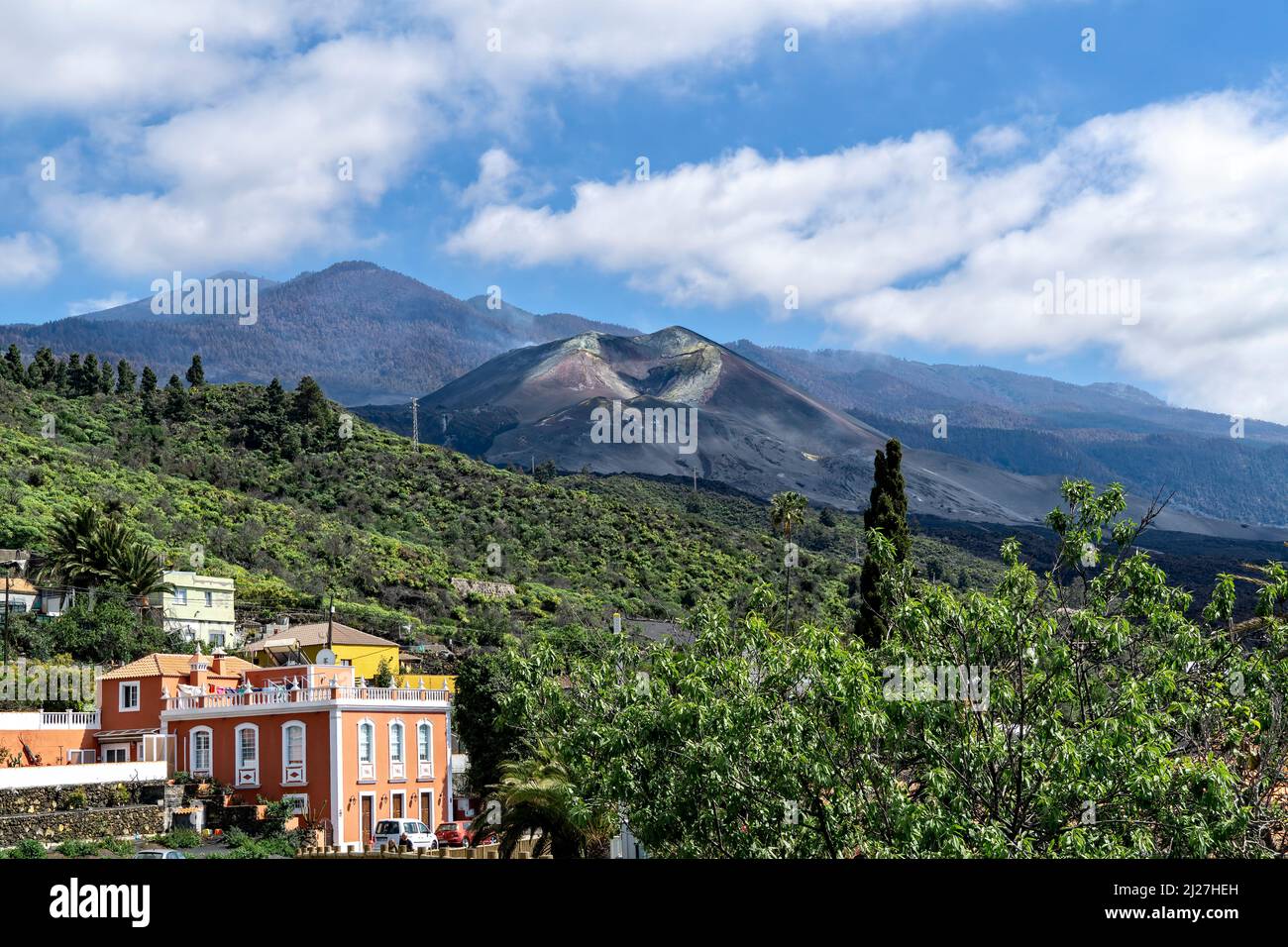 View of the ridge Cumbre Vieja on La Palma with column of the volcanic eruption of 2021 Stock Photo