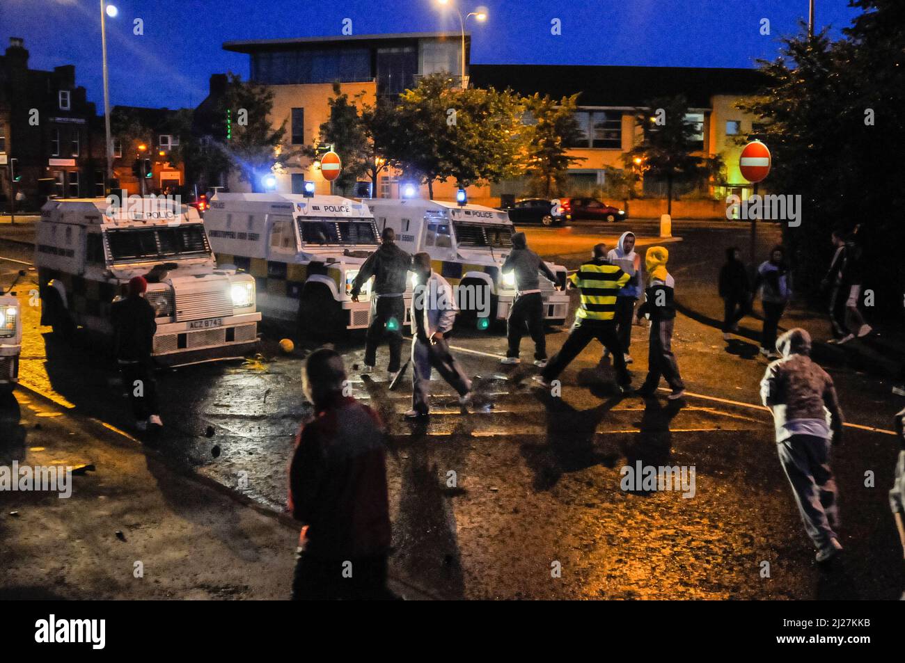 30/09/2009, Belfast, Northern Ireland.  Youths attack PSNI Landrovers with bricks, stones, baseball bats and hurly sticks, Short Strand. Stock Photo