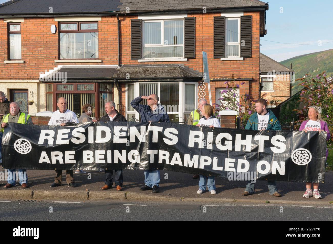 14/08/2010, Crumlin Road, Belfast, Northern Ireland. Ardoyne residents hold a protest banner saying 'Residents Rights are being trampled on' Stock Photo