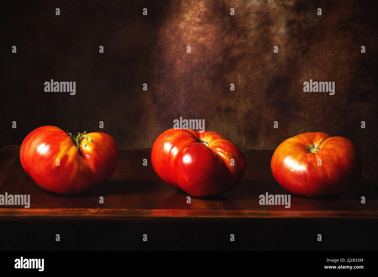 Bodegón temático, simetría de tomates. / Thematic still life, symmetry of tomatoes. / Stock Photo