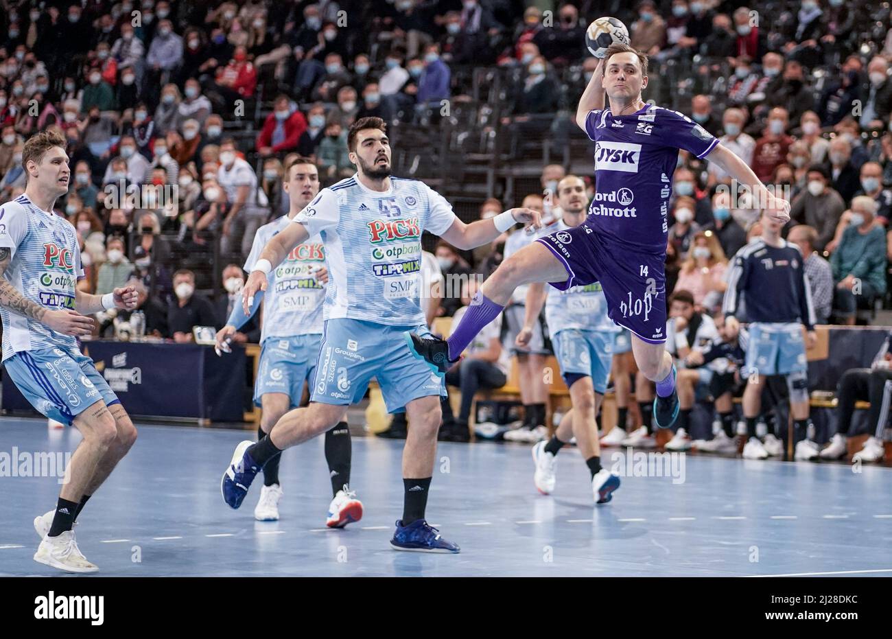 Flensburg, Germany. 30th Mar, 2022. Handball: Champions League, SG  Flensburg-Handewitt - Pick Szeged, final round, knockout round,  intermediate round, first legs, Flens Arena. Szeged's Sebstian Frimmel  (l-r), Szeged's Miklos Rosta and Flensburg's