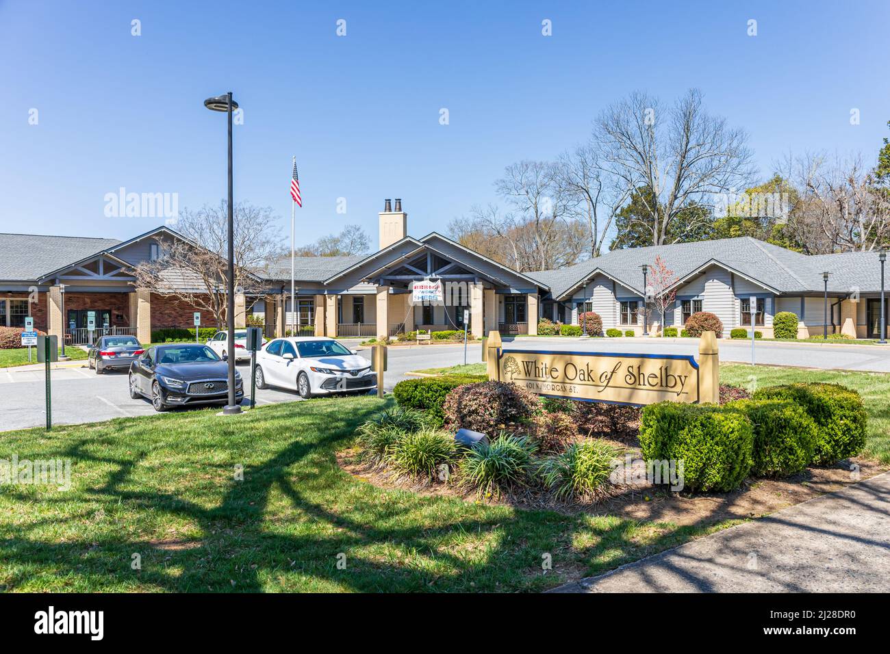SHELBY, NC, USA-28 MARCH 2022: White Oak of Shelby, a 160 bed skilled nursing center on Morgan St. near downtown. Building, monument sign and shrubs. Stock Photo
