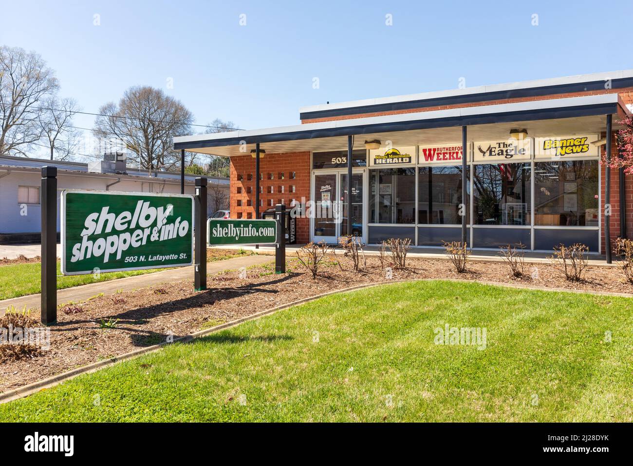 SHELBY, NC, USA-28 MARCH 2022: Business offices of local newspapers  and shopping guides: Kings Mountain Herald, Rutherford Weekly, The Eagle, Banner Stock Photo